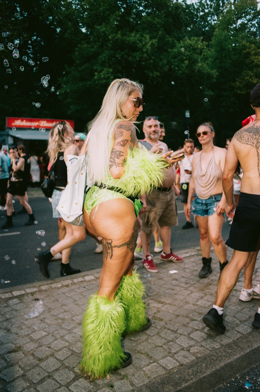 Rave The Planet — frame 3